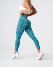 Load image into Gallery viewer, Teal Camo Seamless Leggings